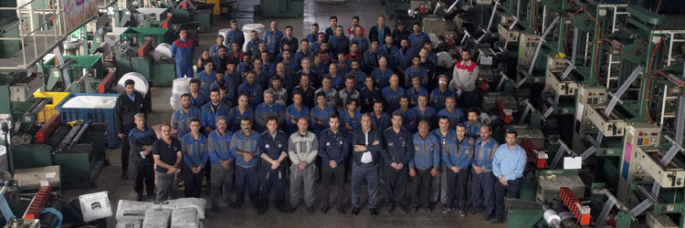 عکس دسته جمعی کارمندان شرکت نایلون سپید د در داخل کارخانه